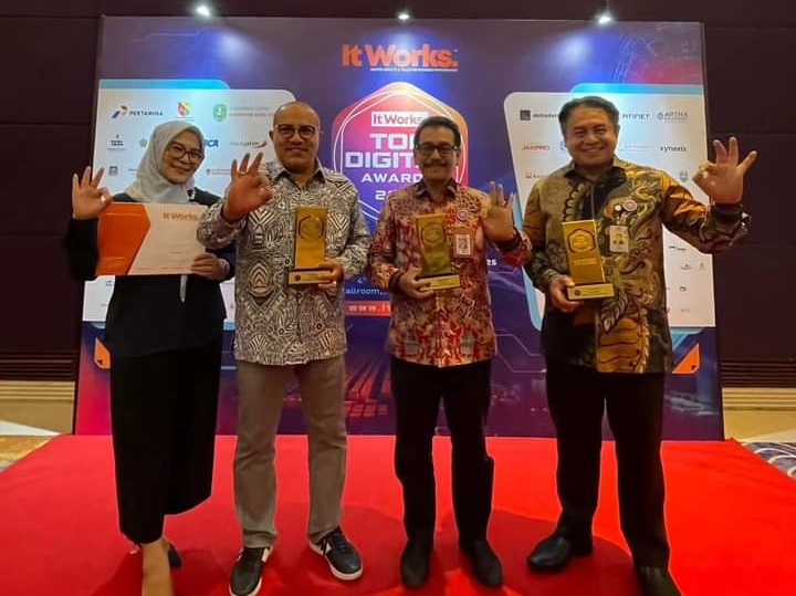 Bank Nagari sabet tiga penghargaan sekaligus pada ajang Top Digital Awards 2023 yang digelar oleh Majalah ItWorks, Senin (4/12) di Raffles Hotel, Jakarta.
